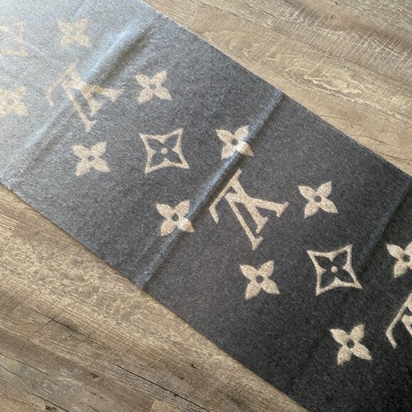 Louis Vuitton Ombre Cashmere Scarf - Picture 4 of 9